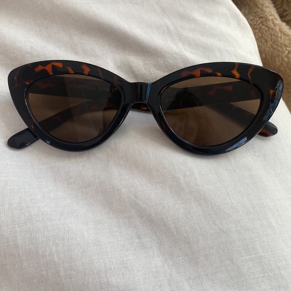 Tortoise Shell Cat Eye Sunglasses - Picture 4 of 4